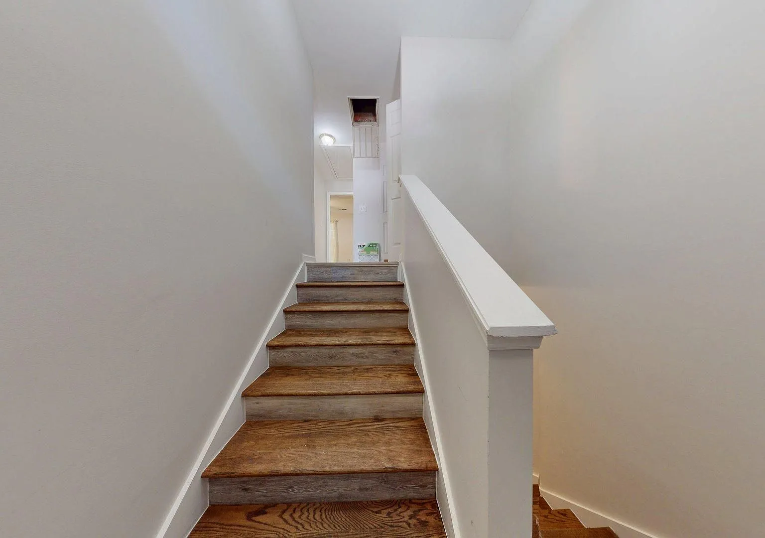 Spacious Auburn Duplex in Prime Location — Photo 1