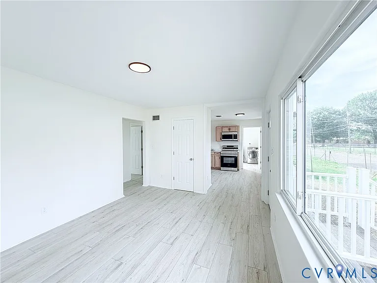 2706 Selden St — Photo 2