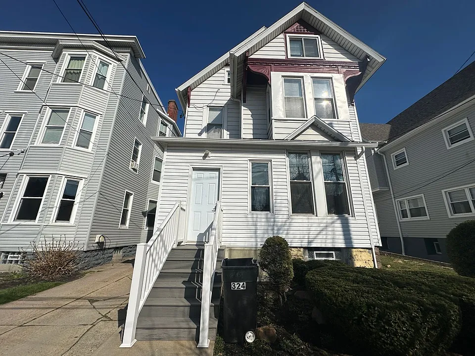 324 W 8th St