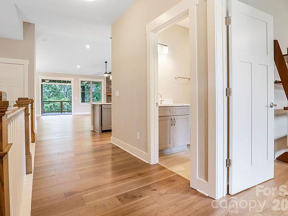 3rd image of 19 Craftsman Overlook Rdg