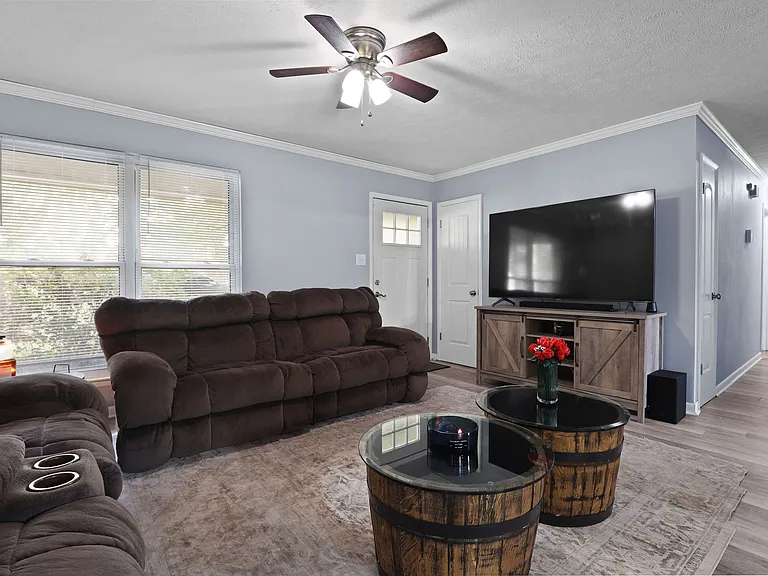 226 Larchmont Dr — Photo 11