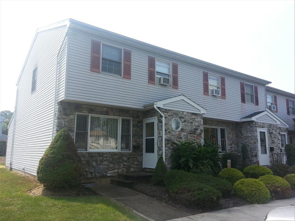 1st image of 555 E Linden St