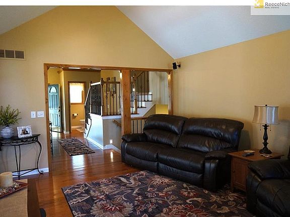 3rd image of 117 NE Gaslight Ln