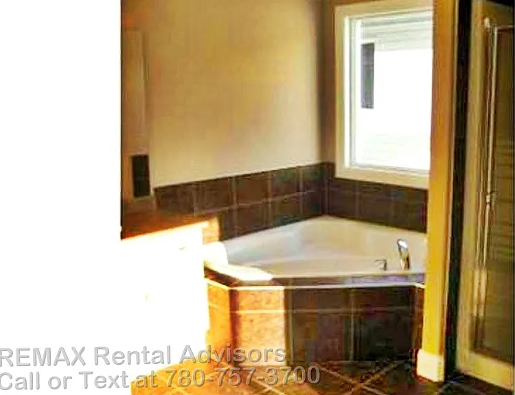 8512 Sloane Cres NW — Photo 9