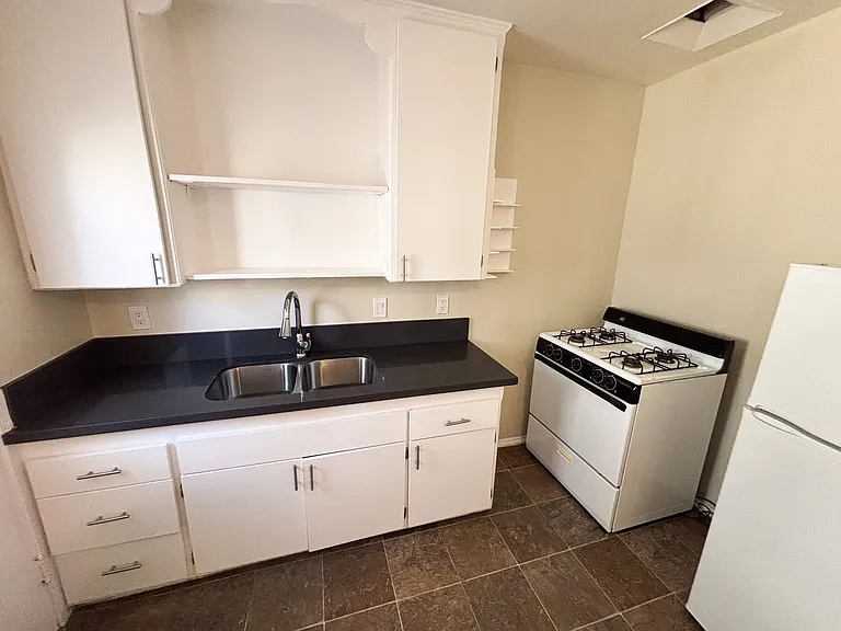 605 Kelton Ave — Photo 37