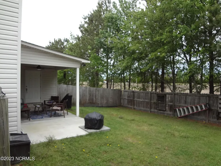 205 S Pointe Dr #B — Photo 3