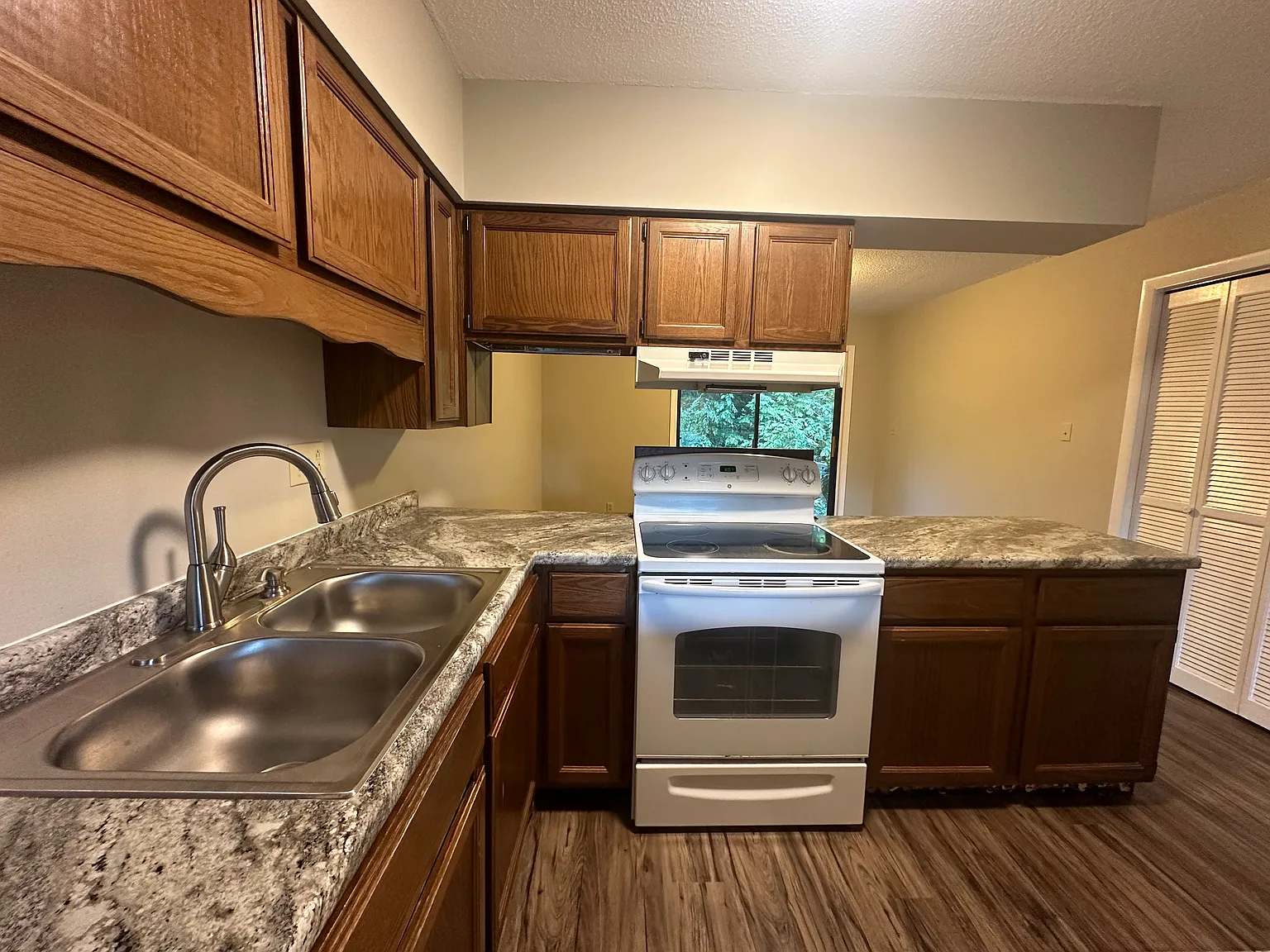 2 bed, 1001 sqft, $1,600 — Photo 2