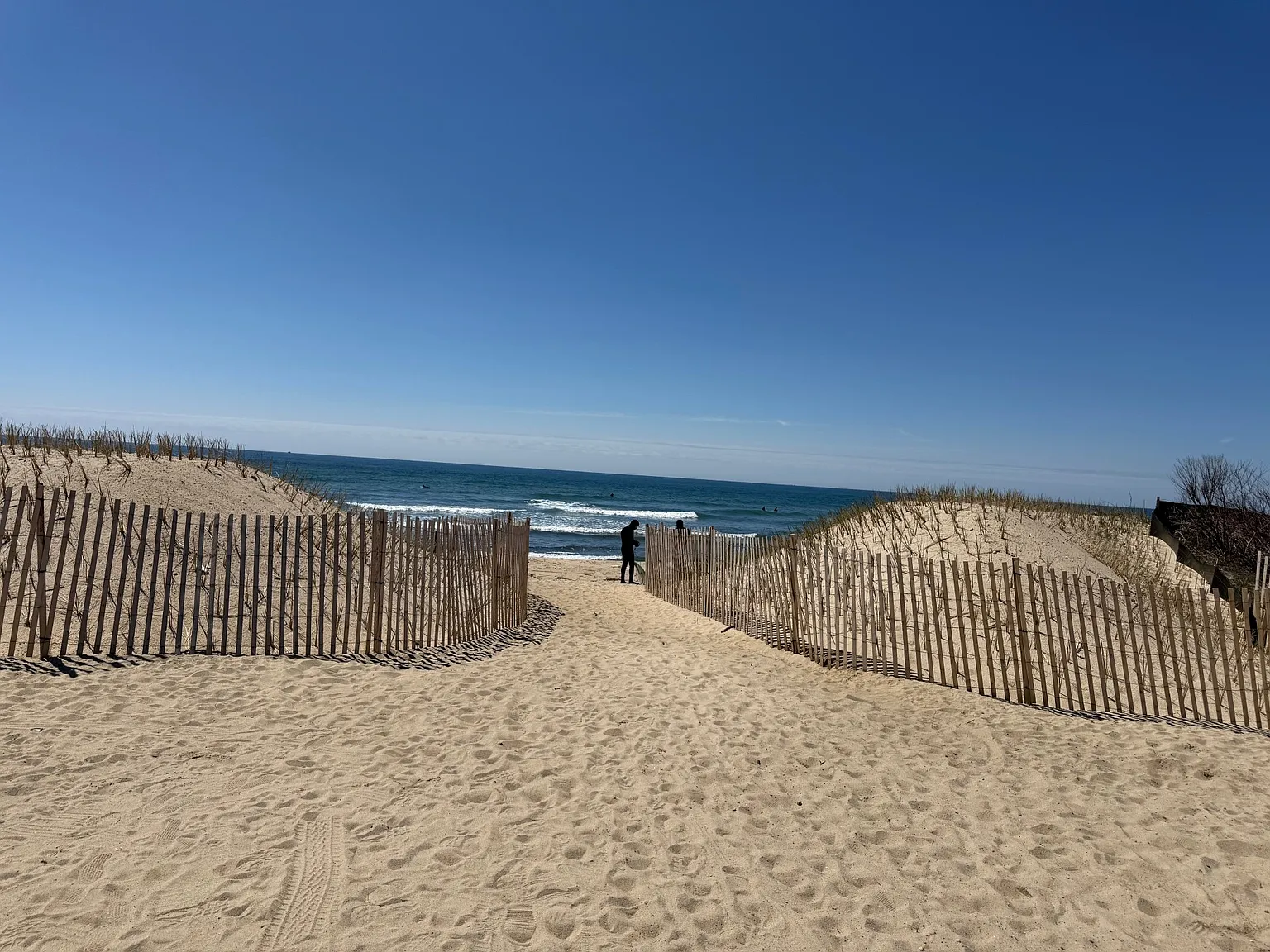 4 Units From Coveted Ditch Plains Beach — Photo 1