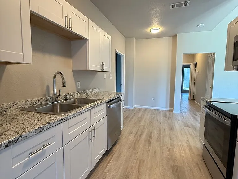 129-131 Collett Ct — Photo 15