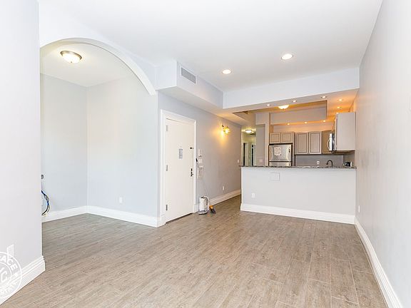 4th image of 776 Halsey St #2