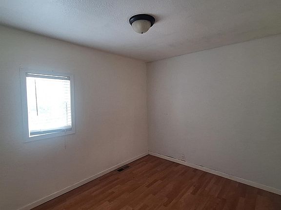 4th image of 604 E A St