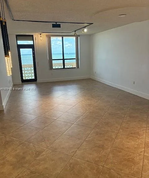 10185 Collins Ave #917 — Photo 2