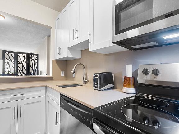 3rd image of 1455 N Treasure Drive #4e