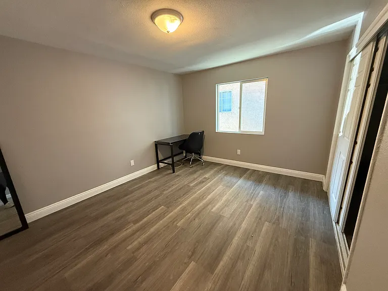 3428 S Budlong Ave — Photo 5