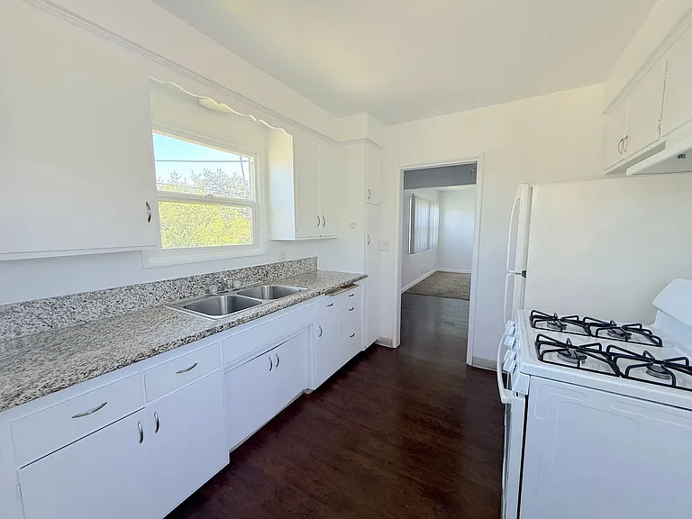 331 E Live Oak St — Photo 13