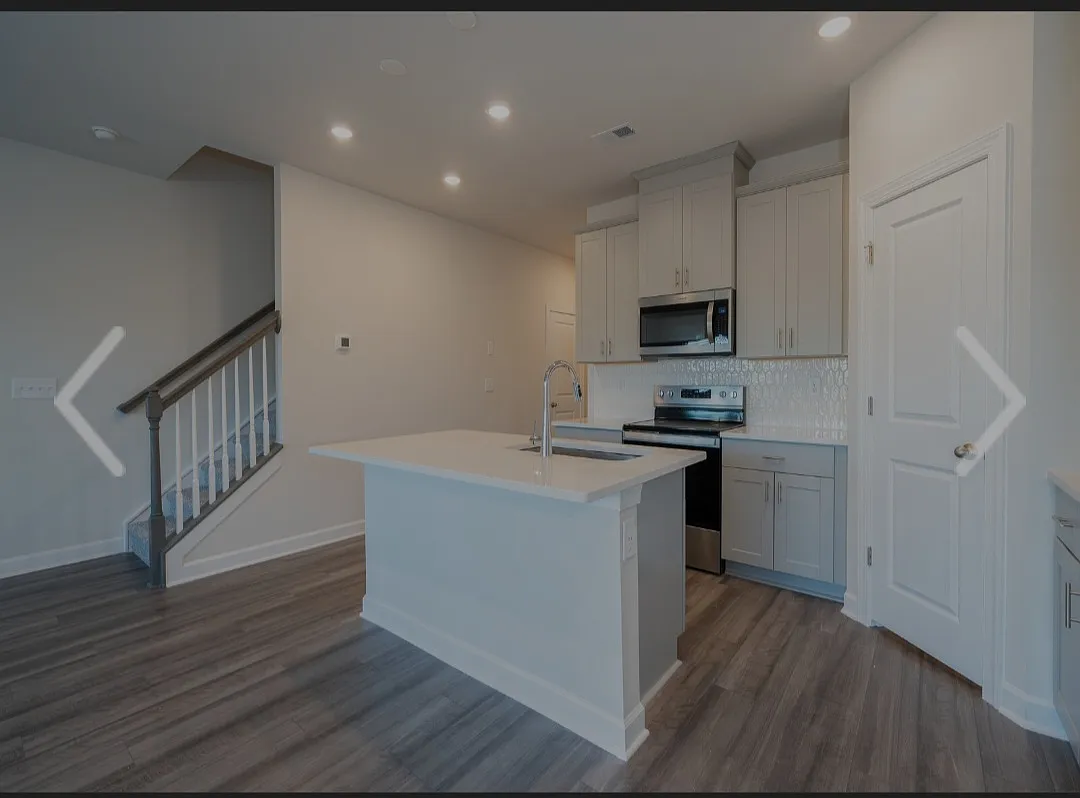 3 bed, 2.5 bath, 1601 sqft, $2,100 — Photo 2