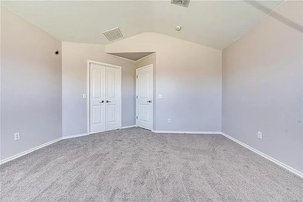 3 bed, 1954 sqft, $2,000 — Photo 4