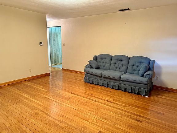 5th image of 810 W 11th St