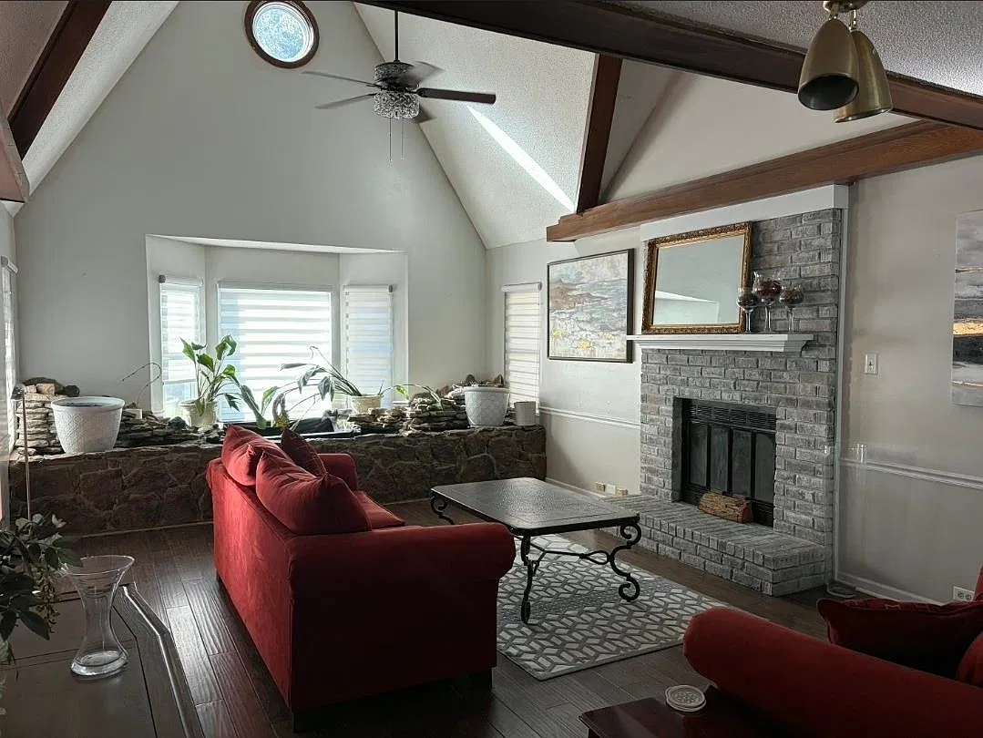 4 bed, 3.0 bath, 2404 sqft, $2,300 — Photo 2