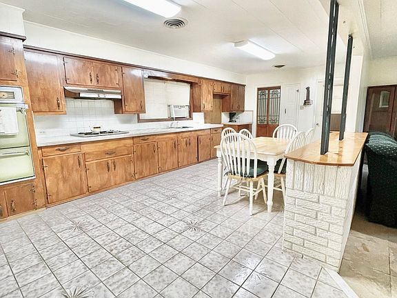 3rd image of 301 Lirette St