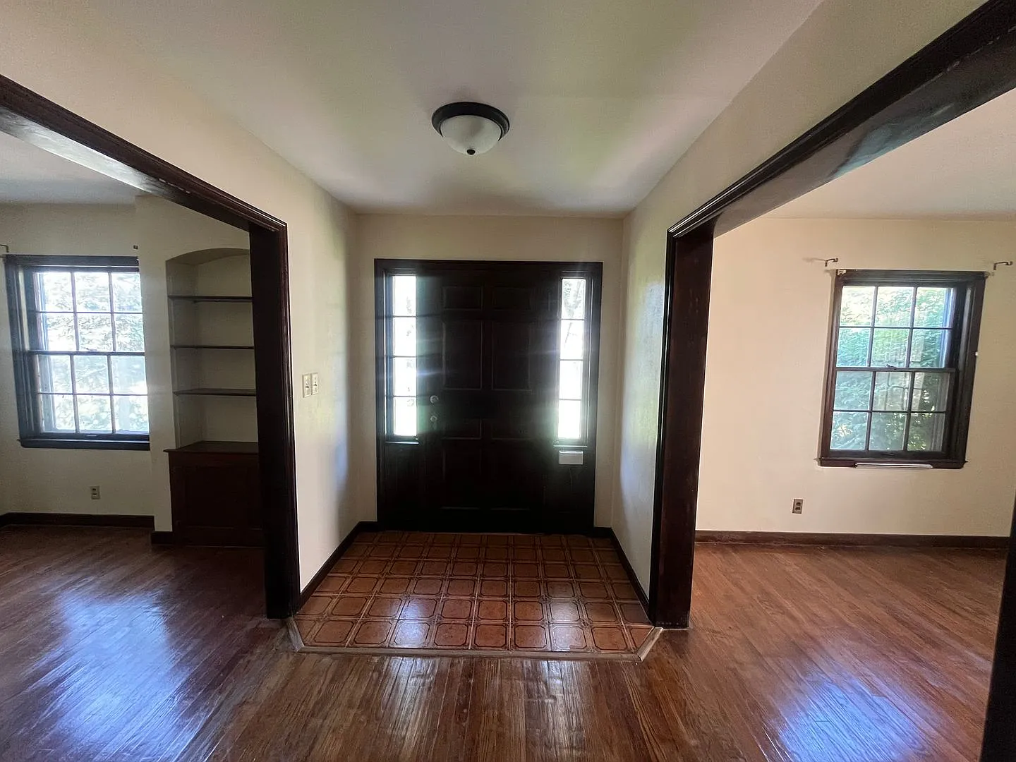 Timeless Elegance in the Highly Desirable Hills and Dales Neighborhood — Photo 2