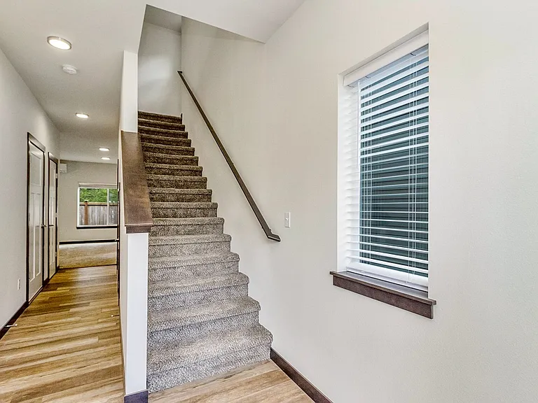 323 Penny Ave — Photo 4