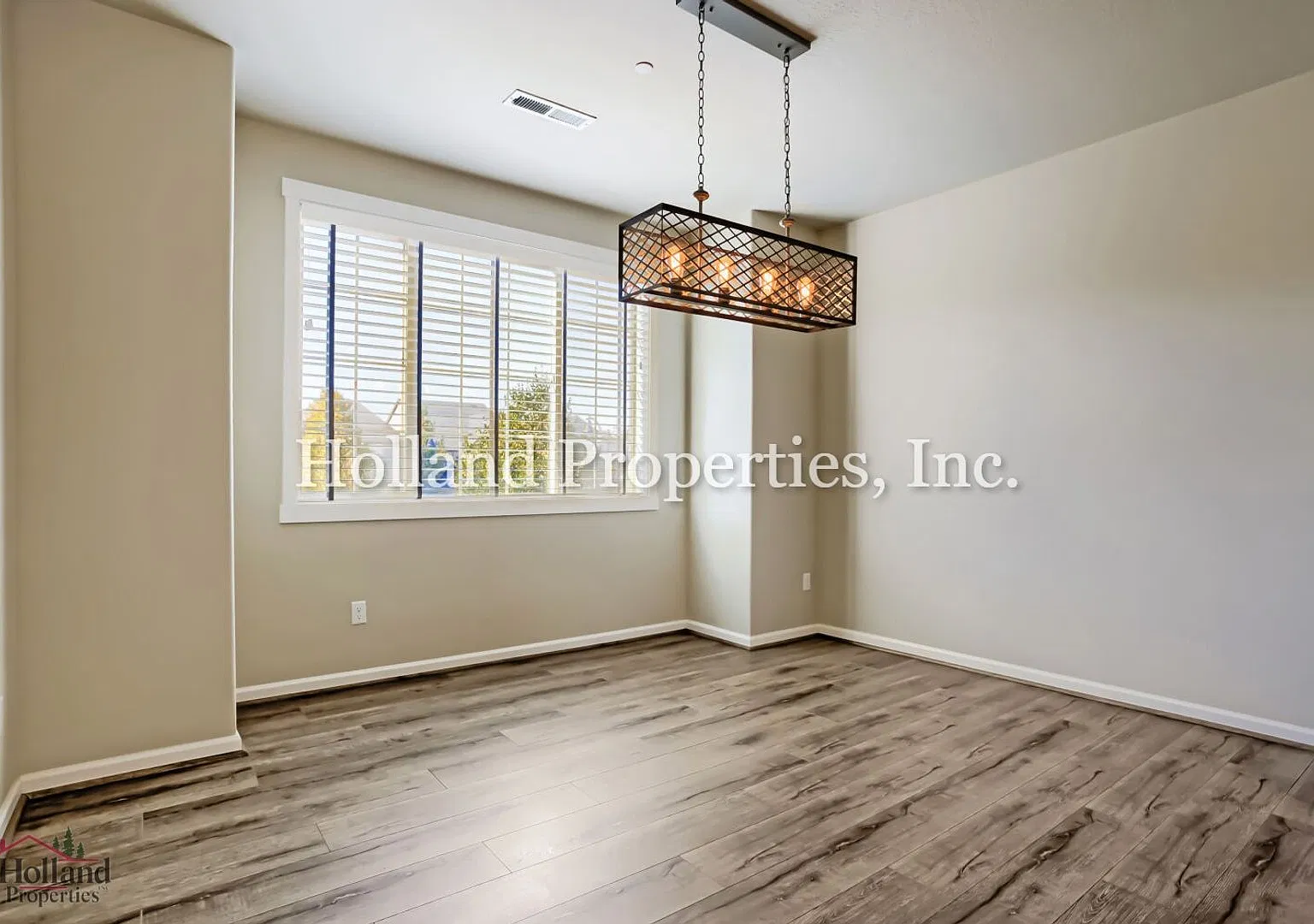 Your Beaverton Retreat Awaits! Spacious Living, Stylish Comfort & Backyard Fun — Photo 4