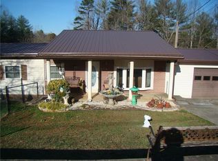 1890 Henry Smith St, Hickory, NC 28602