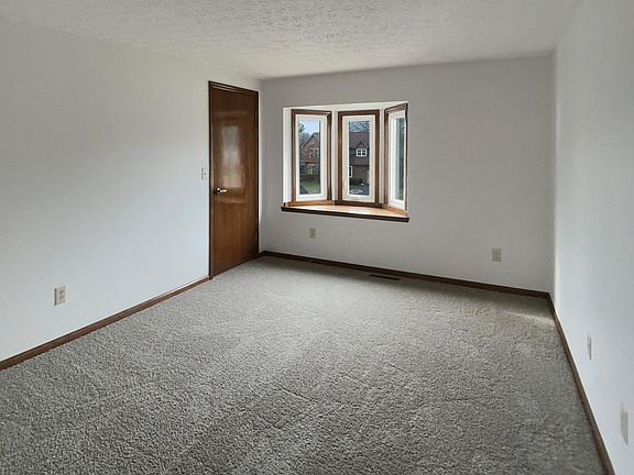 4th image of 13021 Heatherstone Cir NW