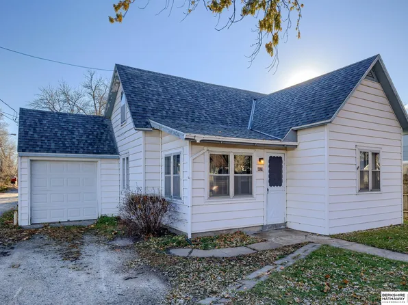 417 S Mayne St, Valley, NE 68064