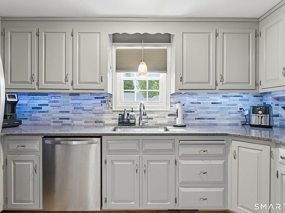 5th image of 102 Wetherall Street #36