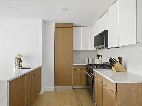 3rd image of 175 W 95th St APT 8H