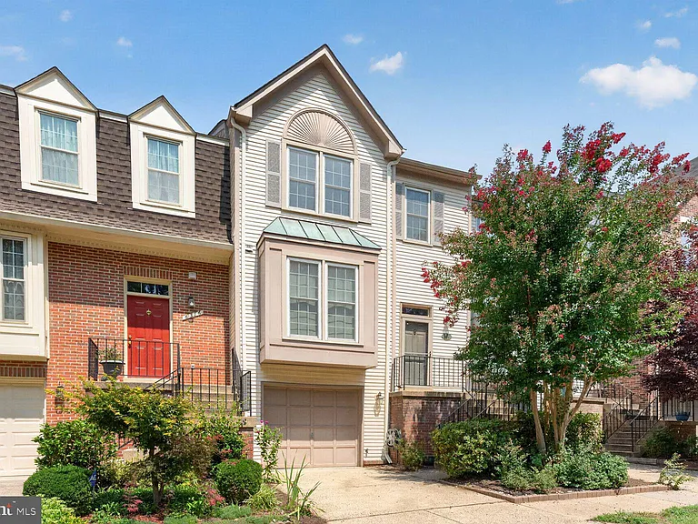 6374 English Ivy Way — Photo 1