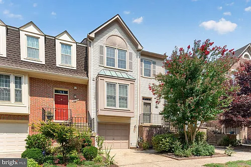 6374 English Ivy Way Photo 1