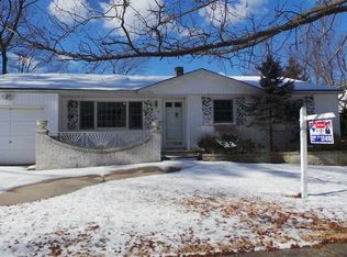 6 Wentworth Dr, Dix Hills, NY