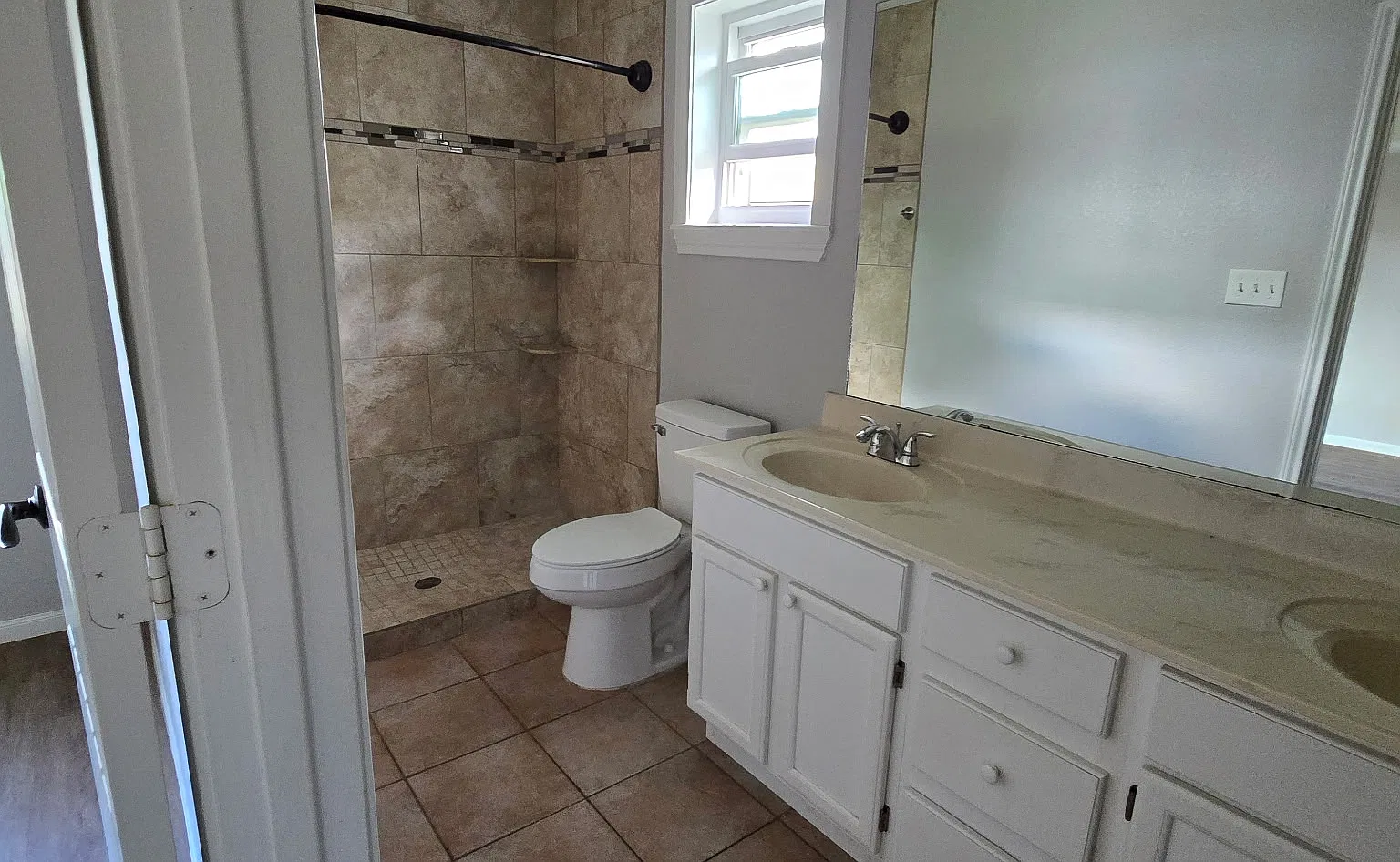 3 bed, 1392 sqft, $1,900 — Photo 1