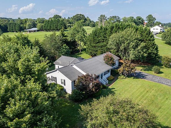 3rd image of 1131 Snowberry Hill Dr
