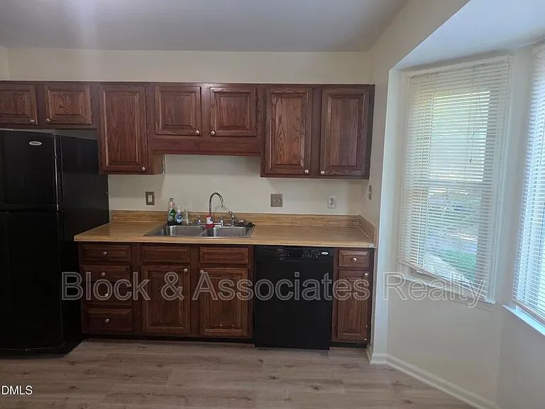 6550 Thetford Ct — Photo 12