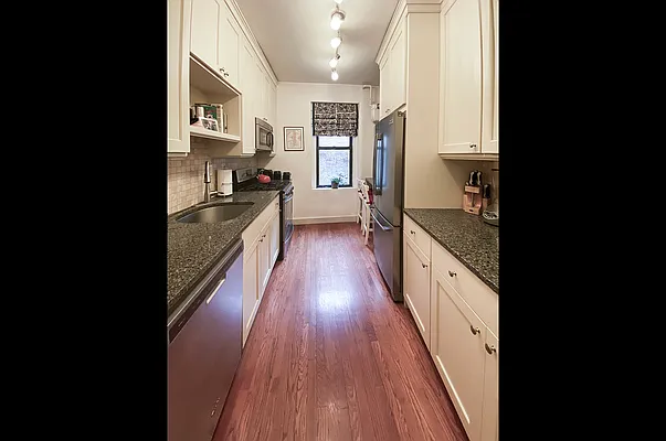 Rented by Coldwell Banker Warburg | media 9