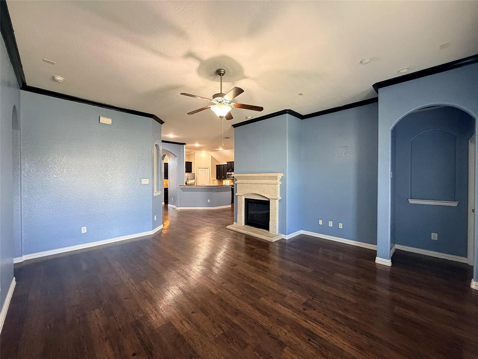 3 bed, 2.0 bath, 1852 sqft, $2,200 — Photo 3