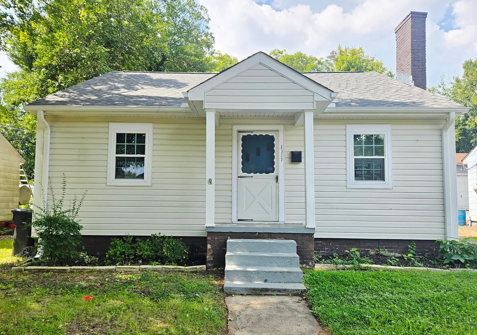 $1195 | 2 Bed | 1 Bath + Bonus Room — Photo 1