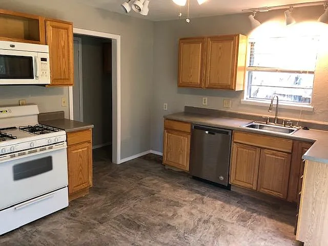 911 E Knapp Ave — Photo 8