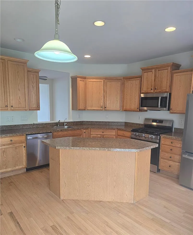 3 bed, 2.5 bath, 2406 sqft, $2,600 — Photo 3
