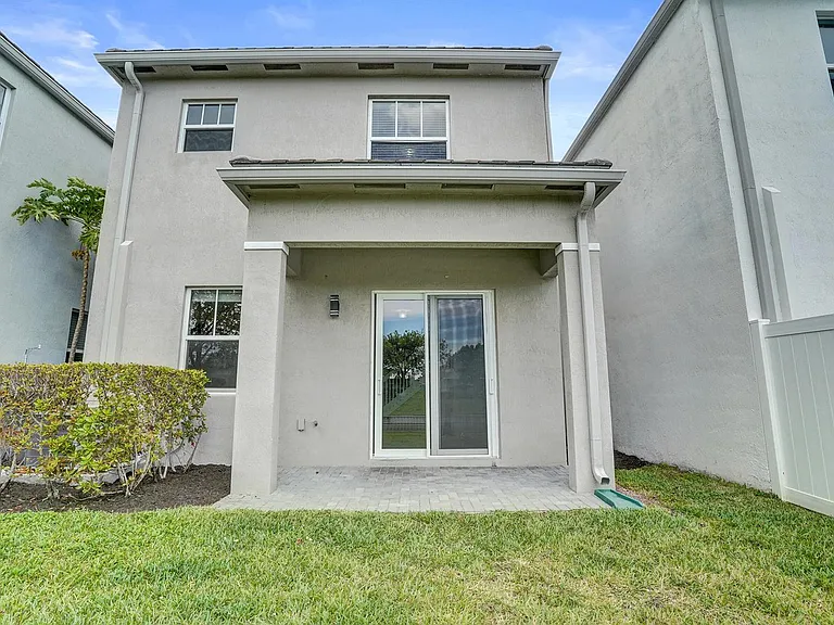 4926 NW 48th Ter — Photo 33