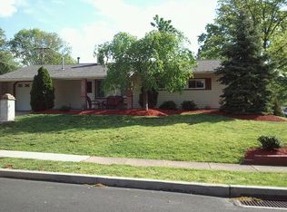 2 Thorny Apple Ln, Levittown, PA 19054