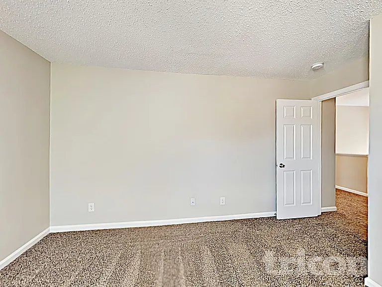 3916 Roundwood Dr — Photo 13