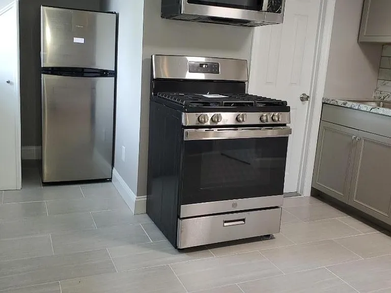89 6th Ave #B — Photo 3