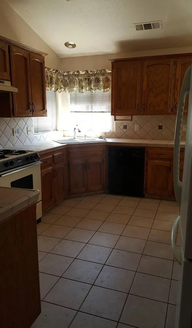 3 bed, 1926 sqft, $2,500 — Photo 3