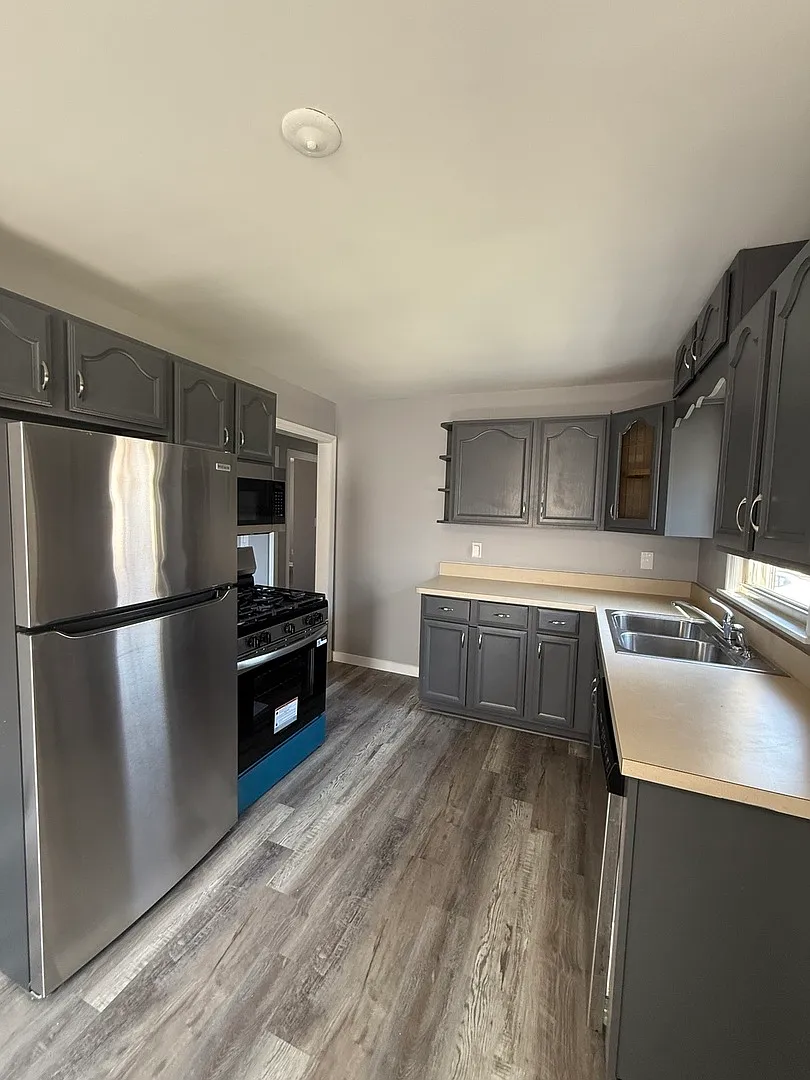 4 bed, 1700 sqft, $2,550 — Photo 4