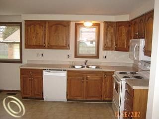 3rd image of 826 Michigan Blvd
